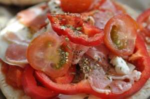 DSC_2565 Mini pizza på pitabrød - med paprika og bacon