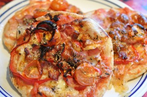 DSC_2578 Mini pizza på pitabrød - med paprika og bacon