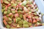Sprød crumble med rabarber, havregryn og mandler