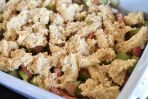 Sprød crumble med rabarber, havregryn og mandler