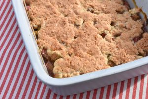 Sprød crumble med rabarber, havregryn og mandler