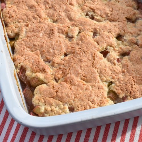 Sprød crumble med rabarber, havregryn og mandler