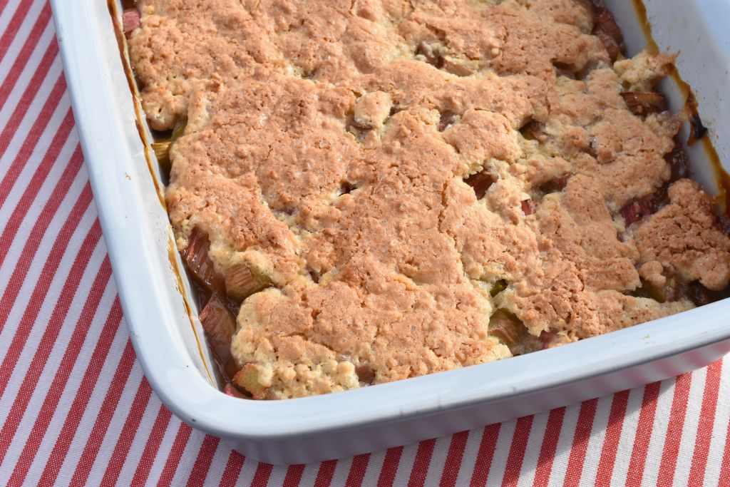 Sprød crumble med rabarber, havregryn og mandler