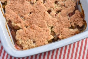 Sprød crumble med rabarber, havregryn og mandler