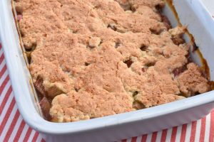 Sprød crumble med rabarber, havregryn og mandler