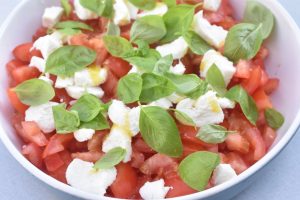Tomatsalat med olie eddike dressing & mozzarella - opskrift