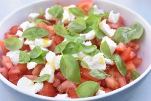 Tomatsalat med olie eddike dressing & mozzarella - opskrift