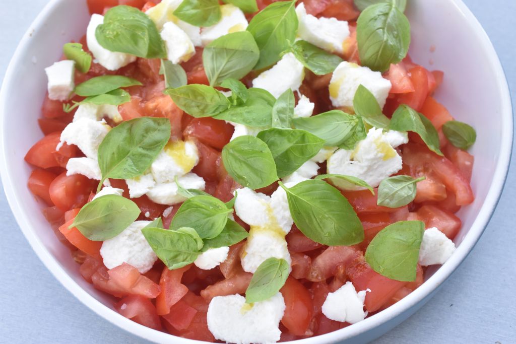 Tomatsalat med mozzarella & olie eddike dressing