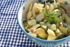 Kold kartoffelsalat med olie eddike dressing