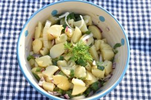 Kold kartoffelsalat med olie eddike dressing