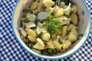 Kold kartoffelsalat med olie eddike dressing