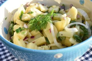 Kold kartoffelsalat med olie eddike dressing