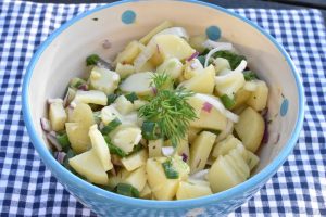 DSC_2117 • nogetiovnen.dk Kold kartoffelsalat med eddike olie dressing