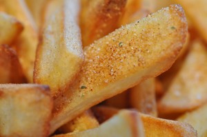 Kylling, pommes frites og salat - nem fredagsmad