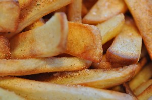 Kylling, pommes frites og salat - nem fredagsmad