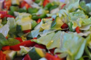 Kylling, pommes frites og salat - nem fredagsmad