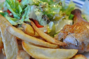 Kylling, pommes frites og salat - nem fredagsmad