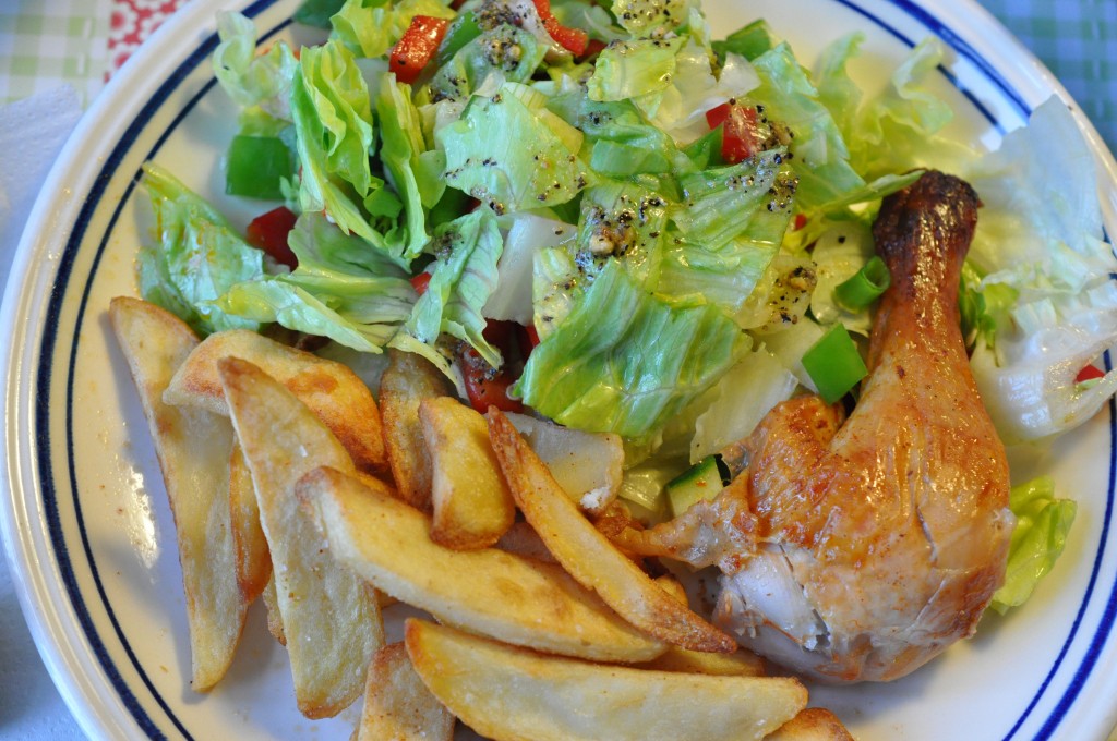 Kylling, pommes frites og salat - nem fredagsmad
