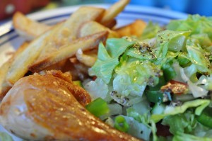 Kylling, pommes frites og salat - nem fredagsmad