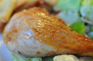 Kylling, pommes frites og salat - nem fredagsmad