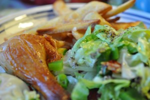 Kylling, pommes frites og salat - nem fredagsmad