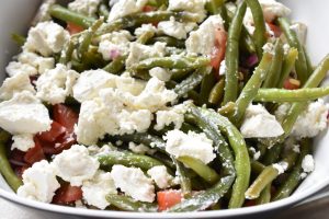 Bønnesalat med feta og rødløg - opskrift