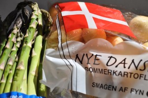 Omelet med grønne asparges og nye kartofler