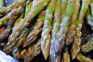 Nye kartofler i ovn med asparges og smør