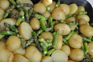 Nye kartofler i ovn med asparges, smør & salt