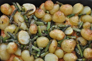 Omelet med stegte nye kartofler og asparges