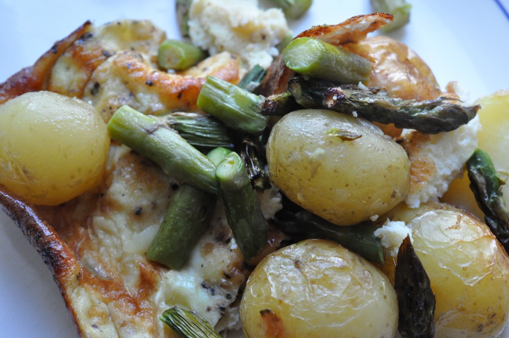 Omelet med stegte nye kartofler og asparges