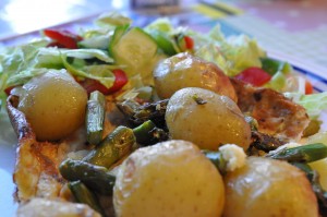 Omelet med stegte nye kartofler og asparges