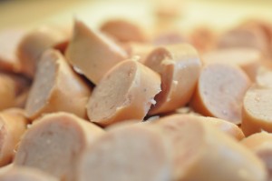 Pølseret med kartofler i ovn - nem pølsemi