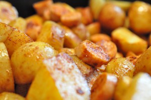 Pølseret med kartofler i ovn - nem pølsemi