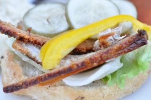 Flæskestegssandwich i burgerboller opskrift