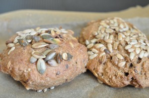 Rugbrødsstykker af rugbrødsblanding - med mandler og tranebær 