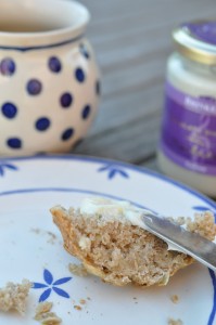 Rugbrødsstykker med hvid Nutella