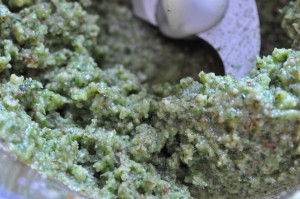 Pesto med mandler & basilikum - basilikumpesto