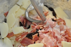 Baconbrød, foccaciaboller, franskbrød. Af samme grunddej