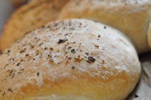 Baconbrød, foccaciaboller, franskbrød. Af samme grunddej