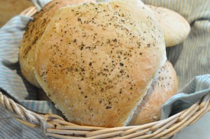 Baconbrød, foccaciaboller, franskbrød. Af samme grunddej