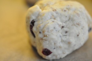 Scones med chokolade, yoghurt og tranebær