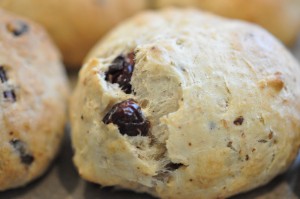 Scones med chokolade, yoghurt og tranebær