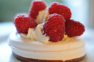 Fuglereder med flødeskum & hindbær opskrift