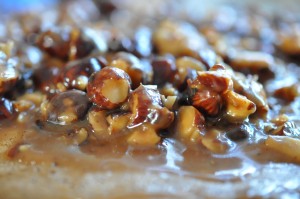 Mazarinkage med marcipan karamel & nødder