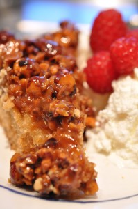 Mazarinkage med marcipan karamel & nødder