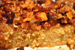 Mazarinkage med marcipan karamel & nødder