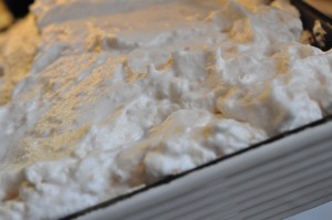 Makronkage med syltetøj og makron marengs - opskrift