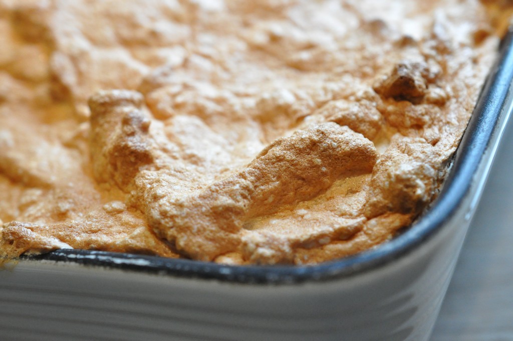 Syltetøjskage med makron marengs - opskrift