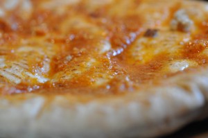 Pita pizzaer med chiliost & rød pesto - nem opskrift